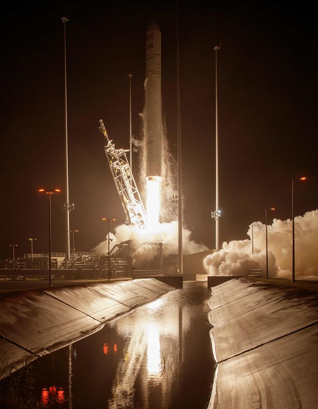 La NASA, a través de la empresa Orbital ATK, ha lanzado este martes un cohete Antares con provisiones para la Estación Espacial Internacional (EEI) desde la plataforma Wallops, en Virginia.