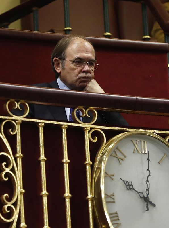 El presidente del Senado, Pío García-Escudero, escucha con atención.