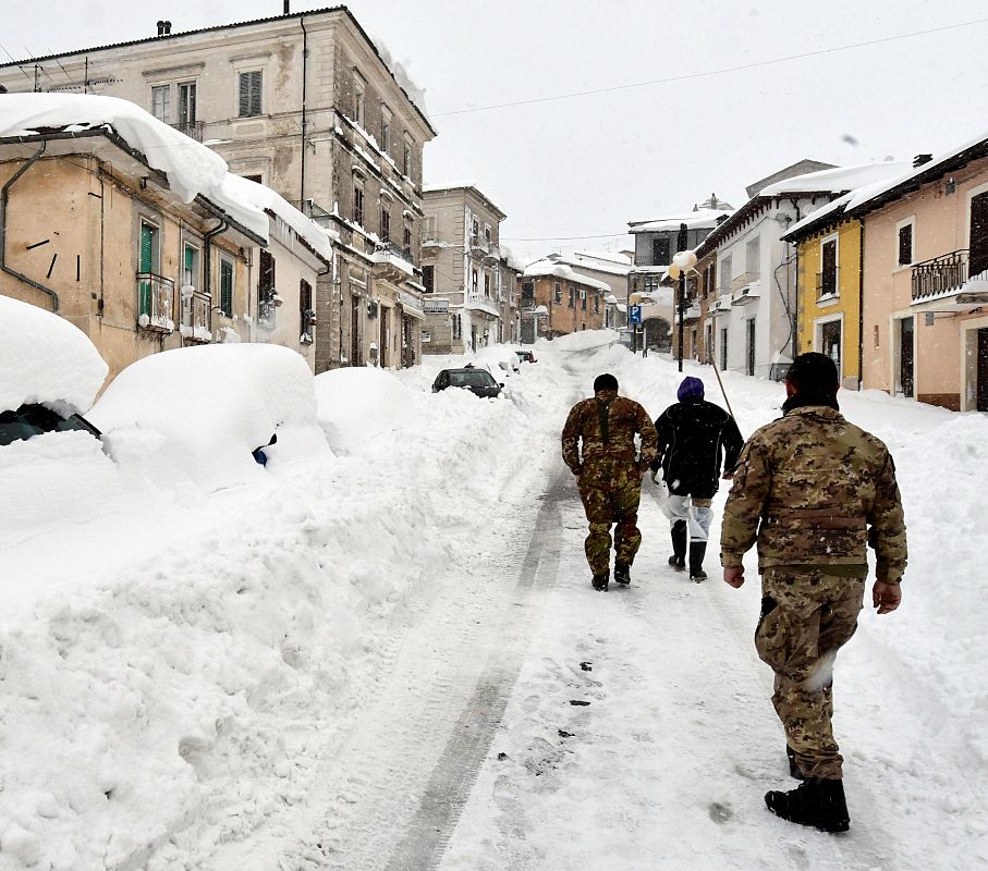 La fuerte nevada dificulta la evacuación