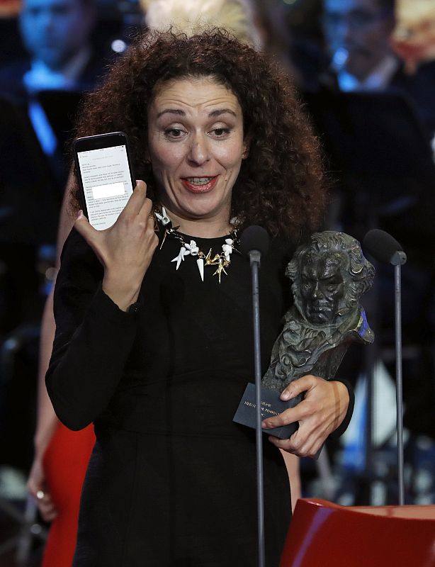La productora Sandra Hermida recibe el Goya a la mejor dirección de producción por su Trabajo en Un monstruo viene a verme