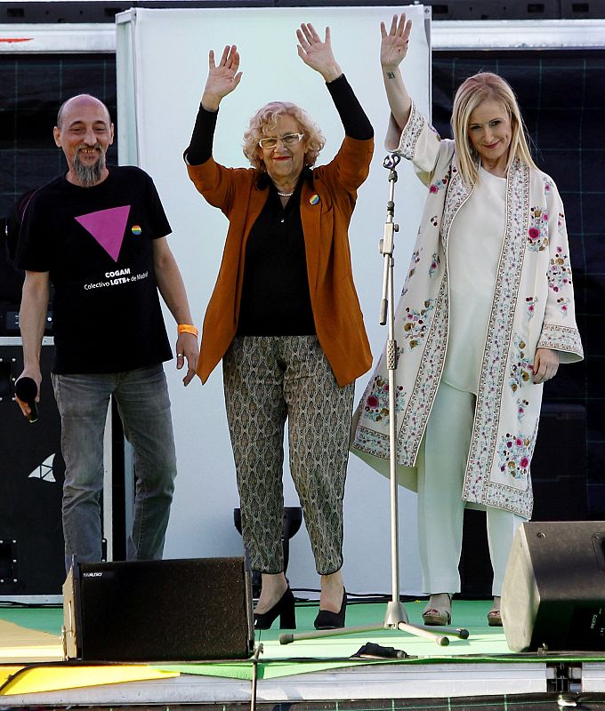 La alcaldesa de Madrid, Manuela Carmena, y la presidenta de la Comunidad de Madrid, Cristina Cifuentes, tras el manifiesto que las distintas asociaciones organizadoras del World Pride 2017 han ofrecido en la Plaza de Colón de Madrid