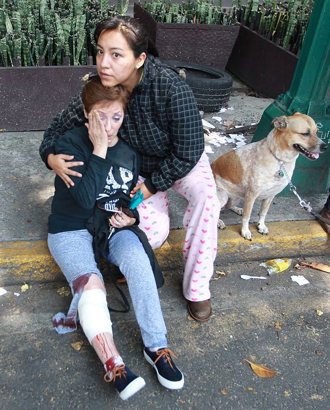 Un fuerte terremoto sacude la capital de México y causa escenas de pánico