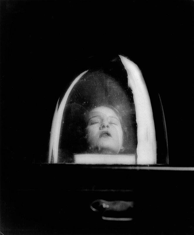 Tanja Ramm under a bell jar