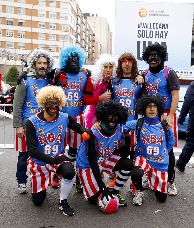 Algunos de los más de 40.000 participantes en la carrera popular.