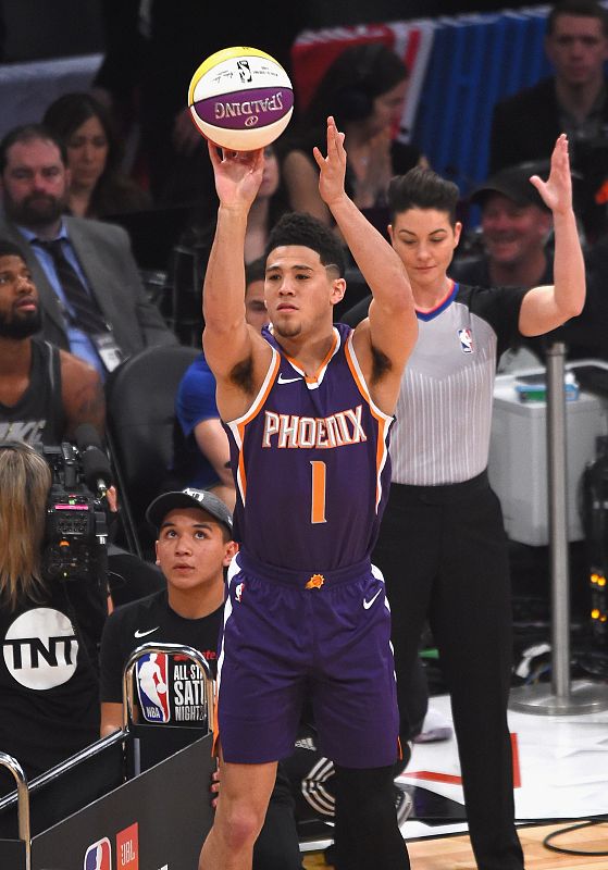 Devin Booker completa el concurso de triples de la NBA