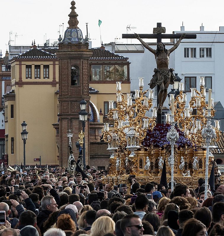 La imagen del Cristo del Cachorro a su paso por el puente de Triana de Sevilla durante la procesión del Viernes Santo