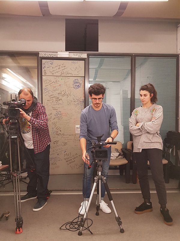 El cámara Iván Bayón grabando en Código Nuevo a Ana Bernal Triviño