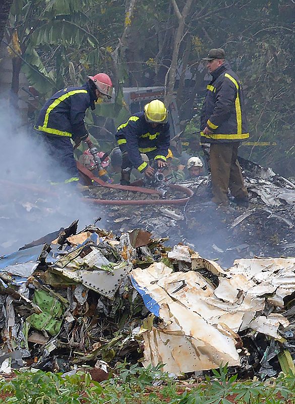 Los bomberos trabajan en el lugar del siniestro