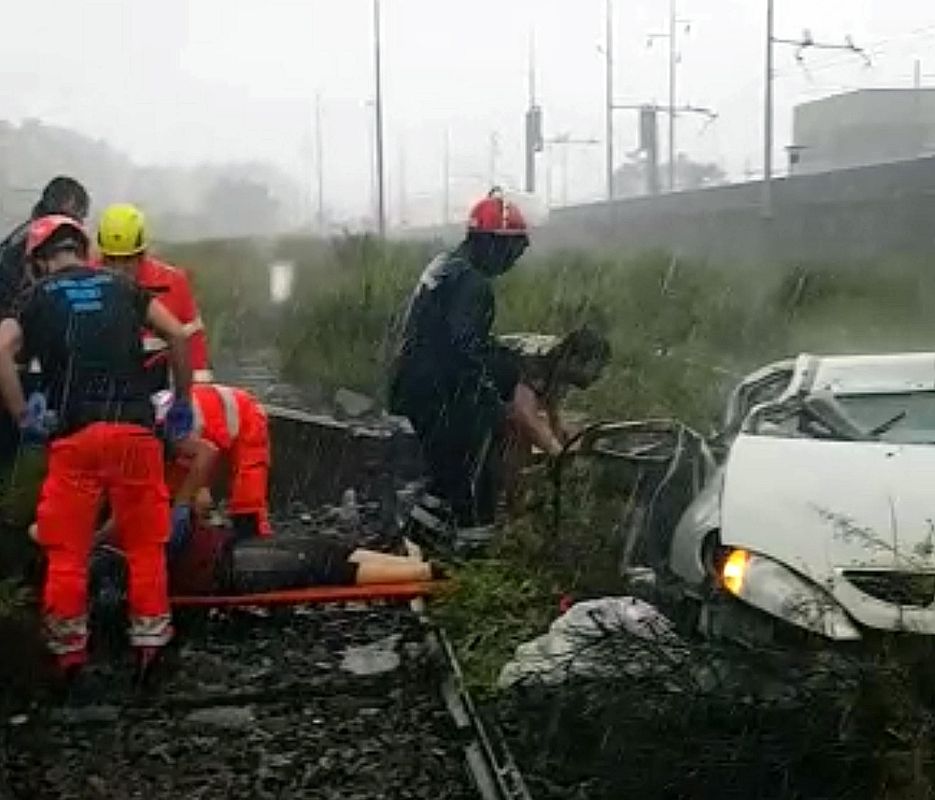 Personas atrapadas bajo los hierros y escombros del puente