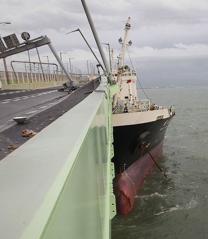 Petrolero incrustado en un puente por el tifón Jebi en Japón