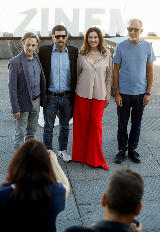 El director Benjamin Naishtat (segundo por la izquierda) posa junto a los actores Alfredo Castro (izquierda), Andrea Frigerio y Dario Grandinetti durante la presentación de 'Rojo'