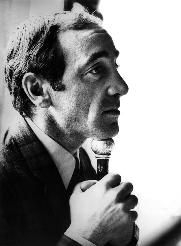 El cantante respondiendo a las preguntas de los periodistas antes de su primer recital en Londres en septiembre de 1970