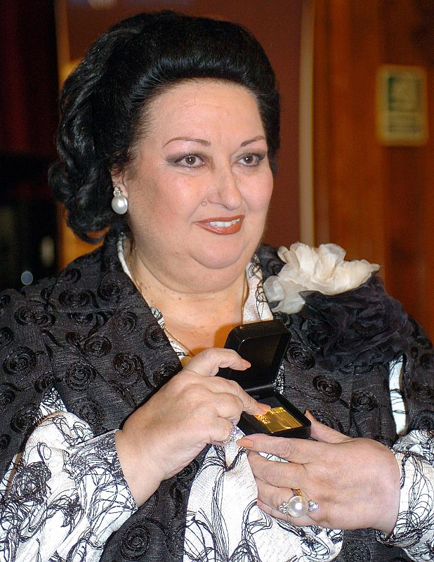 Fotografía de archivo de la soprano en la que muestra la medalla que el Conservatorio Superior de Música del Liceo le entregó al cumplir los 50 años de su graduación