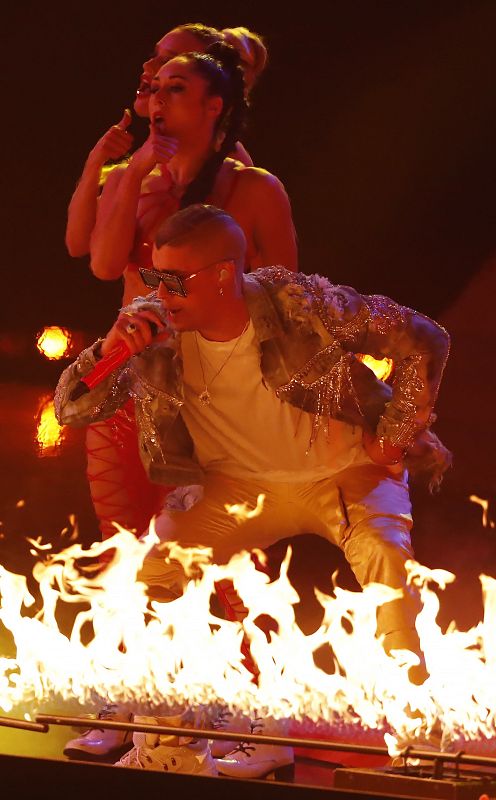 El cantante Bad Bunny se presenta ante la multitud de asistentes a los Premios Grammy Latinos. 