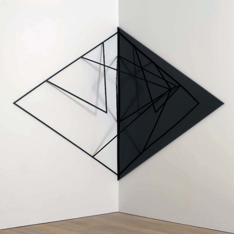Escultura geométrica de Eva Rothschild