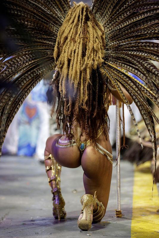 Integrantes de la escuela de samba del Grupo Especial Acadêmicos do Tucuruvi en la celebración del carnaval en el sambódromo de Anhembí en Sao Paulo