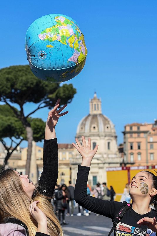 Estudiantes en Roma toman las calles por el cambio climático