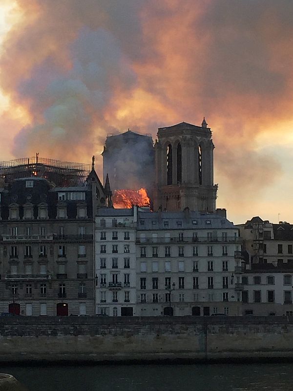 La policía mantiene acordonada la zona y han desalojado a los turistas que visitaban esta tarde la catedral.