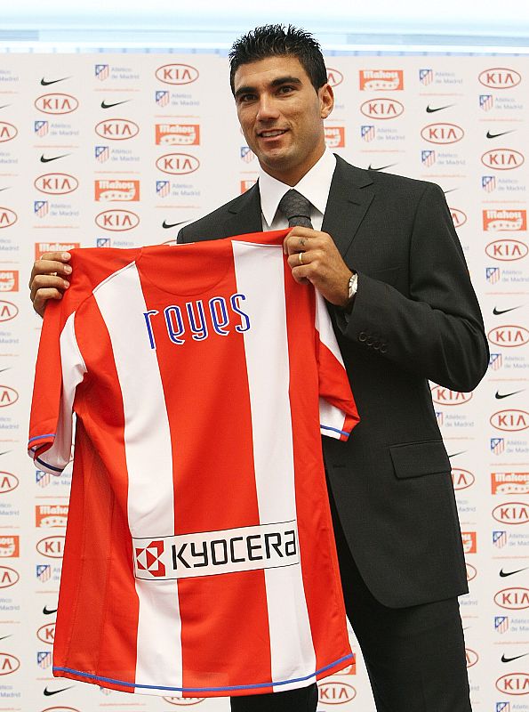 Fotografía de archivo, tomada el 31/7/2007, de José Antonio Reyes durante su presentación en el estadio Vicente Calderón como nuevo jugador del Atlético de Madrid