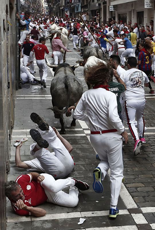 Los astados corren por la calle Estafeta