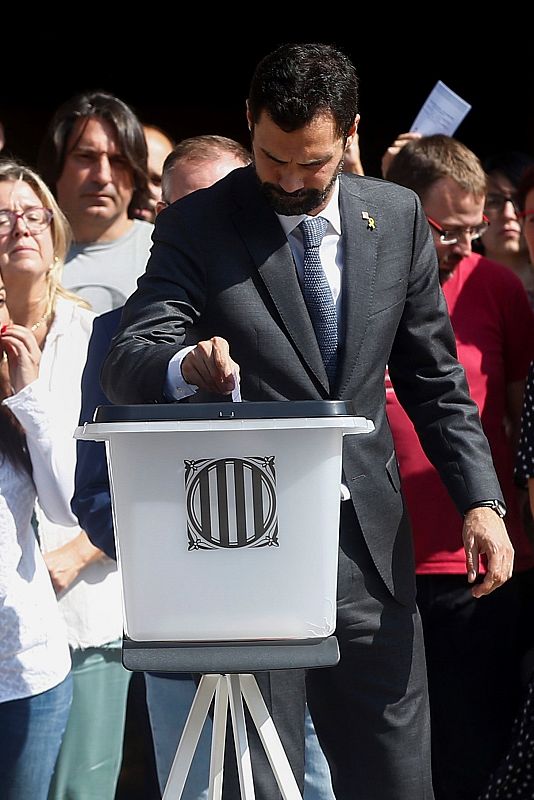 Torrent encabeza una concentración ante el Parlament para conmemorar el 1-O