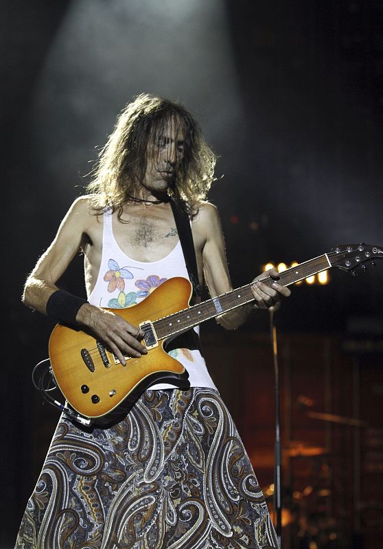 El guitarrista y cantante de Extremoduro, Robe Iniesta, durante el concierto que el grupo ofreció en Madrid.