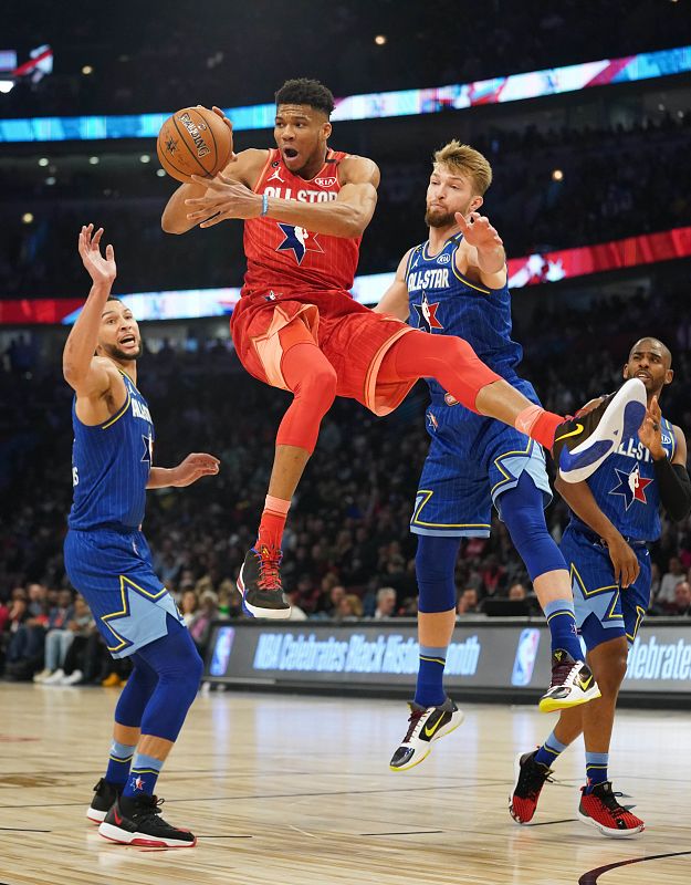 Giannis Antetokounmpo mantiene lejos el balón de Domantas Sabonis, del Equipo LeBron y de los Indiana Pacers, durante el tercer cuarto.