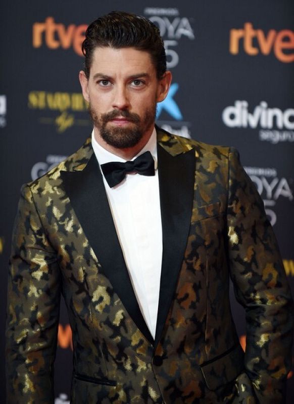 Adrián Lastra mira fijamente a cámara en los Goya 2021