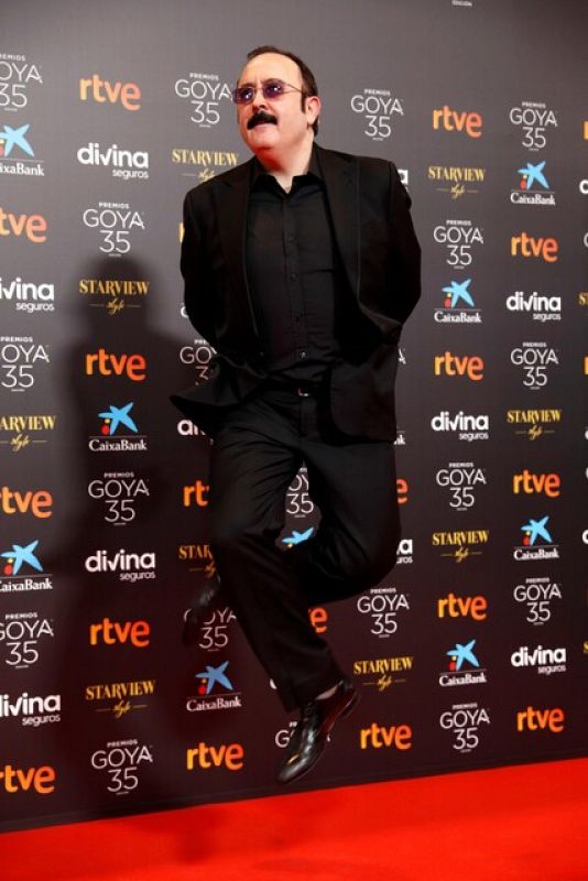 Carlos Areces salta con los brazos hacia atrás en la alfombra
