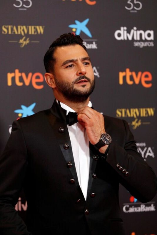 El actor Antonio Velázquez se coloca la pajarita en la alfombra roja