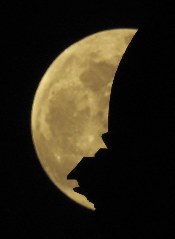 La superluna, sobre las torres de la catedral de Santiago de Compostela, se da cuando el astro se encuentra en el punto más cercano a la tierra.