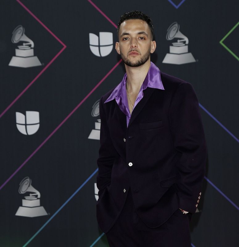 El artista C. Tangana durante la alfombra roja de los Grammy Latinos