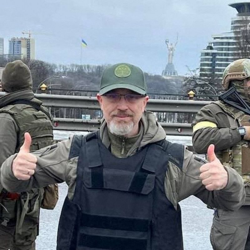 Esta fotografía tomada y publicada por el Estado Mayor General de las Fuerzas Armadas de Ucrania muestra al Ministro de Defensa de Ucrania, Oleksii Reznikov, posando para una fotografía en Kiev