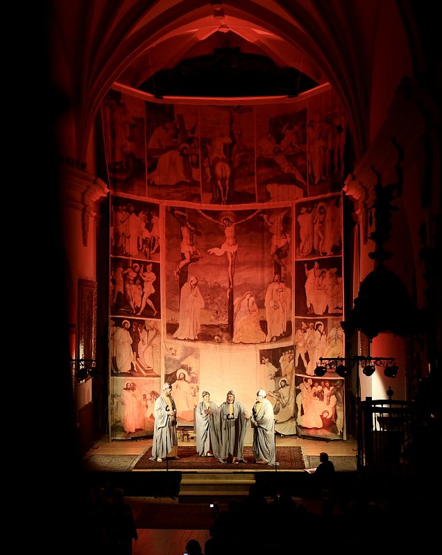El municipio riojano de Villoslada de Cameros acoge, tras un parón de dos años por la pandemia, una doble representación de la pasión de Cristo tal y como aparece en las escenas reflejadas en la sarga de esta localidad