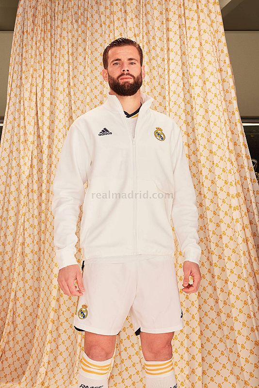 Nacho posa con el chándal de la primera equipación