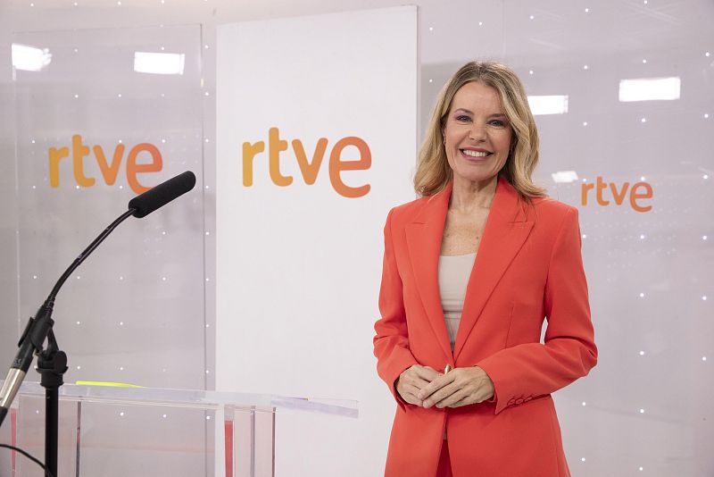 Ana Blanco presenta un acto de RTVE con una americana de color coral.