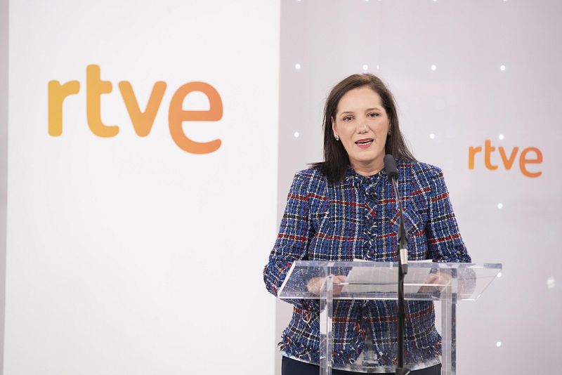 Elena Sánchez Caballero, presidenta interina de RTVE, habla en un acto con el logo de RTVE al fondo.