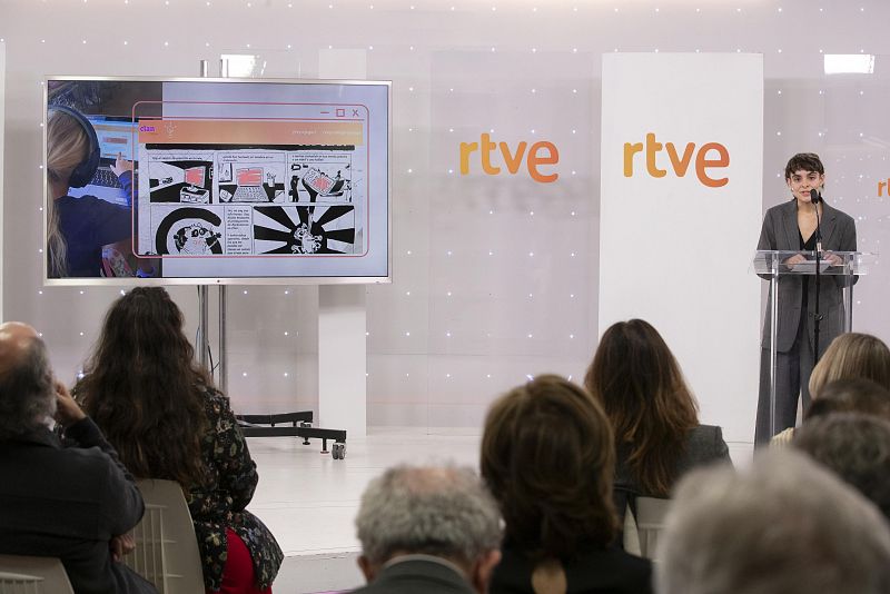 Entrega de diplomas de Impulsa Visión en RTVE con una mujer dando un discurso.