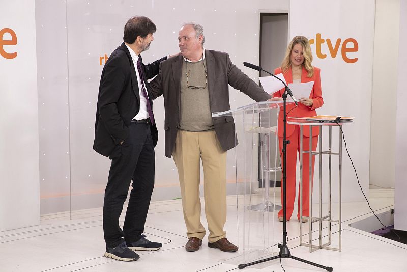 Entrega de diplomas de Impulsa Visión en RTVE, con dos hombres y una mujer en el escenario.