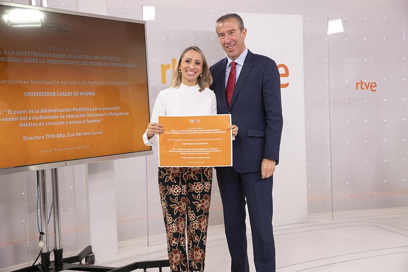 Entrega de diplomas de Impulsa Visión en un estudio de televisión.