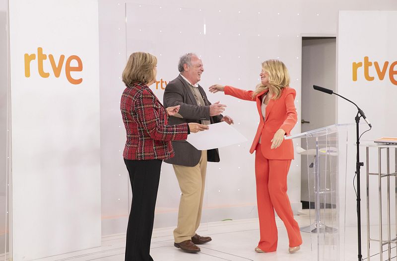 Entrega de diplomas de Impulsa Visión en RTVE, una mujer recibe su diploma.