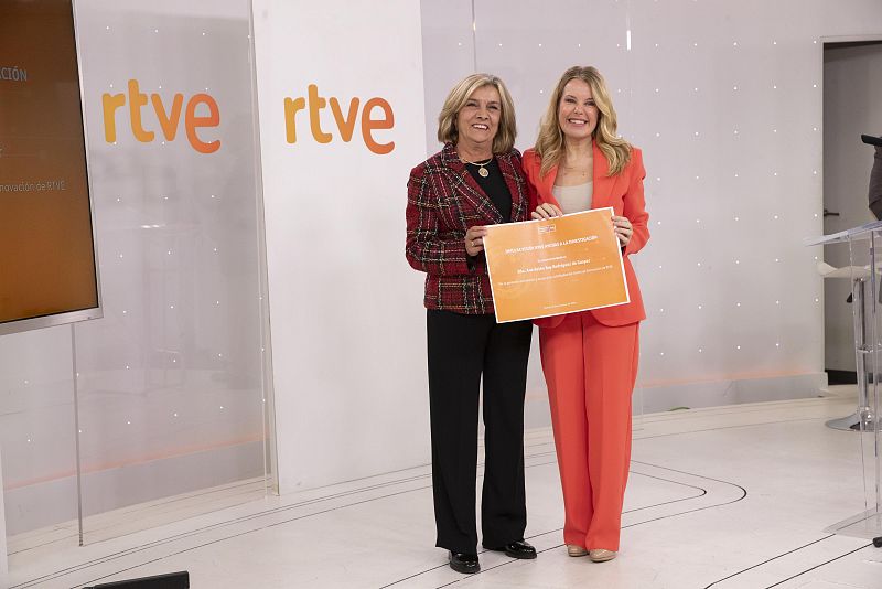 Elena Sánchez Caballero entrega un diploma de Impulsa Visión RTVE a Ana Belén Roy Rodríguez de Gaspar.