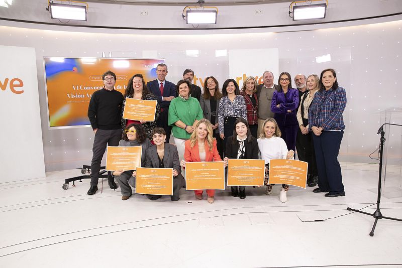 Foto de grupo en un plató de televisión durante la entrega de diplomas de la VI Convocatoria de Impulsa Visión.