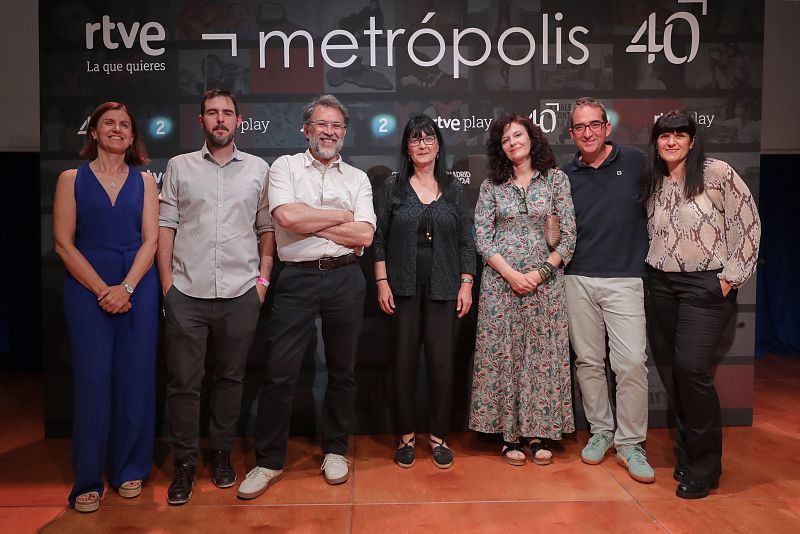 Foto de grupo conmemorativa del 40 aniversario de un programa. Siete personas, vestidas informalmente, posan frente a un fondo negro con el logo y el título "Metrópolis 40".
