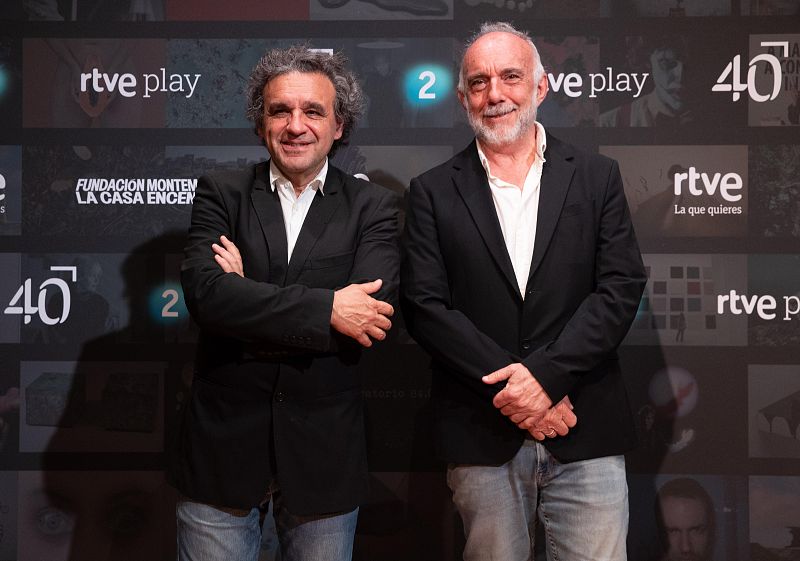 Dos hombres, uno de ellos Lorenzo Milá, posan en un photocall con logotipos de RTVE y La Casa Encendida durante la celebración del 40 aniversario de un programa.