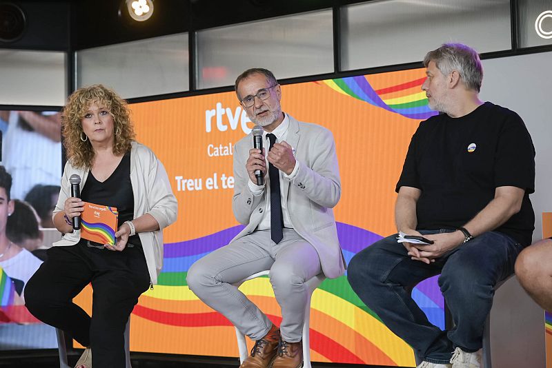 Charla o presentación ante una pantalla con el logo de rtve Catalunya y la frase "Treu el te". Tres personas participan, una con pin arcoíris.
