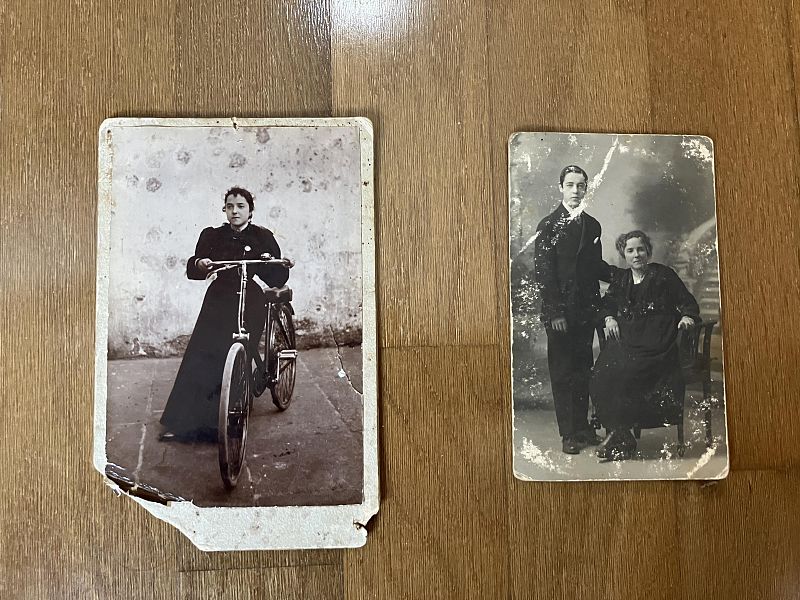Dos fotografías antiguas en blanco y negro: una mujer con un vestido largo y una bicicleta, y un hombre joven con una mujer sentada en un estudio fotográfico.