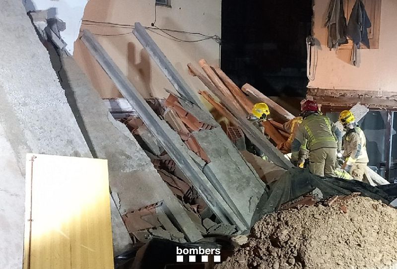 Els Bombers treballant en l'ensorrament | ACN