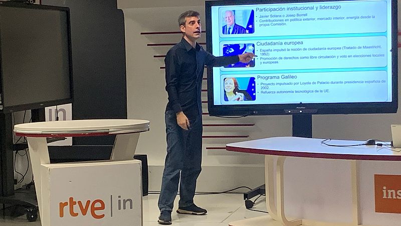 Pablo Simón, politólogo, presenta en un evento de RTVE sobre liderazgo institucional español en la UE, mencionando a Solana, Borrell, Maastricht y Galileo, con imágenes de los ponentes y el logo de RTVE.