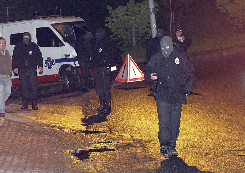 Efectivos de la ertzaintza registran la zona donde se ha producido la explosión en Arrigorriaga.